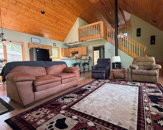 Free Boats - 3 Lakes + River - 50 Feet to the Lake - Aitkin - Living room
