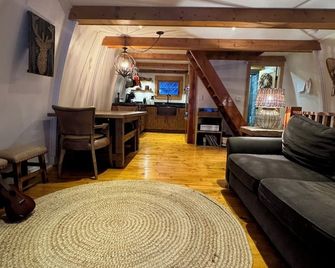 Renovated 2 bedroom cabin - amazing location, private hot tub, laundry, storage. - Vernon - Living room