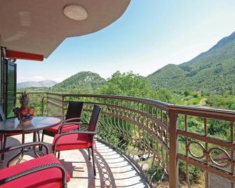 Awesome Home in Umcani With Wifi and 9 Bedrooms - Vrgorac - Balcón