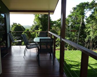 Bellthorpe Stays- Birdwing cabin: nature's favourite place on 400 private acres. - Maleny - Balkon