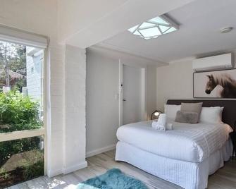 Garden 2 Bed Apt and Walk to Harbour | Parking - Sydney - Bedroom