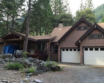 River Front Mountain Cabin in the California Alps! - Sierra City - Building