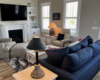 Seahorse Cottage in Swansboro, NC Built 2022 - Swansboro - Living room