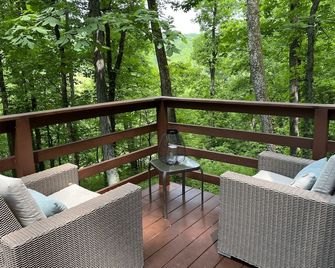 Pecan Valley Cabin - Romantic Getaway in Woods with Hot Tub - Nashville - Balcony