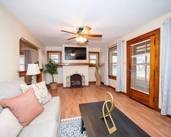 The Wright Bungalow: Near Wsu/Ud/Wpafb/MV Hospital - Dayton - Living room