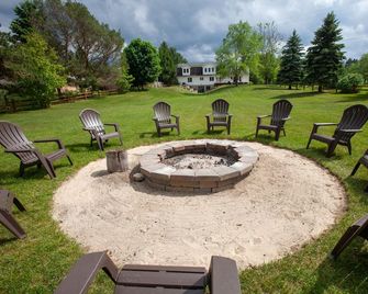 Peaceful Retreat for Families/Couples/Groups - All Sports Lake w/ Kayaks & SUP's - Cadillac - Patio