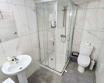 Unique City Center Rooms, 150m from Chabad Lubavitch - Lárnaca - Baño