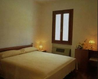 Albergo Volpara - Mussolente - Camera da letto