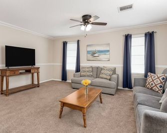 Newly Remodeled - Near Baseball Fields, Park, Local Restaurants - Sulphur - Huiskamer