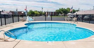 Castle Inn & Suites - Niagara Falls - Pool