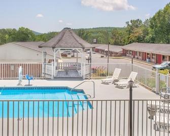 Hotel Express - Anniston - Pool