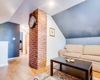 Off The Beaten Path - Choose This Private Gem - Devon - Living room
