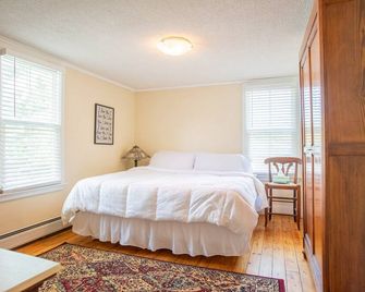 Bright, relaxing 2-story built in 1843, with WiFi & smart TVs in charming Dalton - Dalton - Bedroom