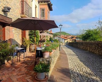 Hospederia Santillana - סנטילנה דל מאר - פטיו