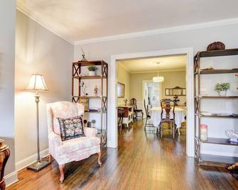 Enchanting ALX Escape, 2 bedroom townhome - Alexandria - Living room