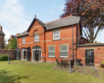 Southport Coach House, Family Friendly, With A Garden In Southport - Southport - Building