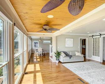 New! Lake Winnebago Waterfront Retreat - Oshkosh - Wohnzimmer