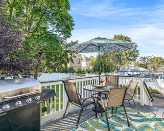 Beach Home next to Boston & T, King Bed, Park Free - Quincy - Balcon