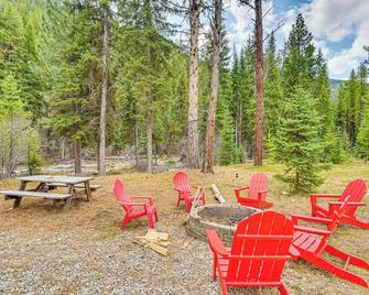 Riverside Cabin in Bitterroot National Forest! - Darby - Patio