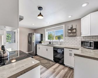 Lazy River Villa - Hottub! Fenced Yard! Fire Pit! - Oconto - Cocina