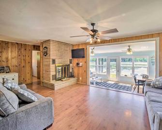 Lakefront Wisconsin Cottage w/ Dock & Hot Tub! - Crivitz - Sala de estar