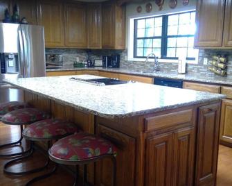Family Friendly Lakefront House on Greers Ferry Lake 1/2 mile to Marina, Boating - Clinton - Kitchen