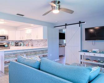 Pine Island Beach House! Gulf Access, Heated Pool, Hot Tub & Boat Dock - Saint James City - Sala de estar