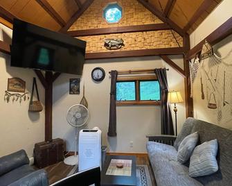 Thornwood Cottage is the perfect little get away - Lansing - Sala de estar