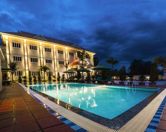 Kheang Oudom Hotel - Moung Ruessei - Pool