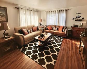 Home Away from home, fully/equipped, nearJBER, private parking 4 miles Downtown - Anchorage - Sala de estar