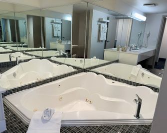 Divya Sutra Plaza and Conference Centre Calgary Airport - Calgary