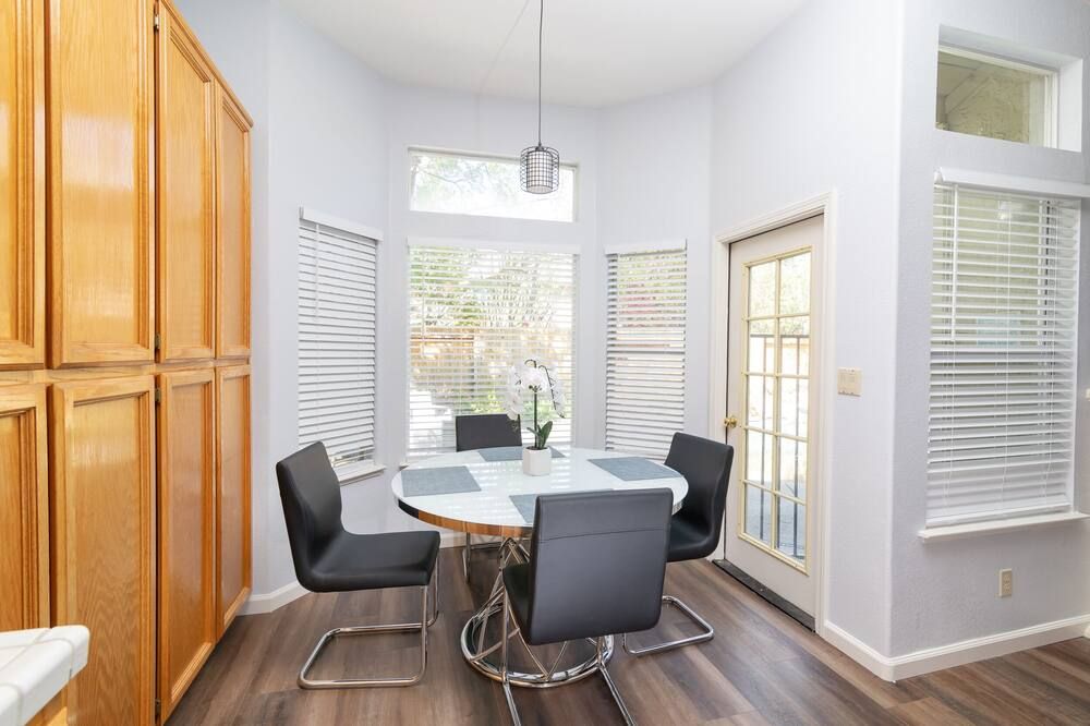 3 bedroom home with pool!! - Elk Grove - Dining room