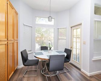3 bedroom home with pool!! - Elk Grove - Dining room