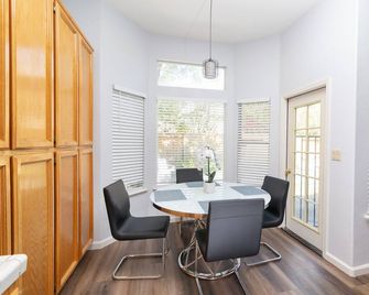 3 bedroom home with pool!! - Elk Grove - Dining room