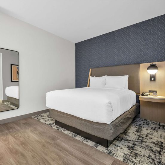 La Quinta Inn & Suites by Wyndham San Jose Airport-Downtown image 1