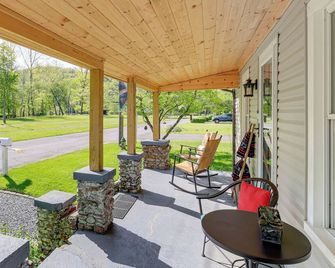 Walk to River and Trails Cozy Damascus Cottage! - Damascus - Patio