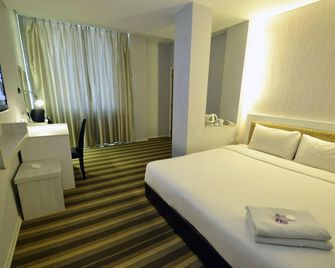 First Residence Hotel - Chukai