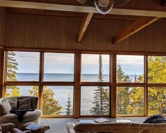 Honeymoon Home on Superior Pebble Beach - Lutsen - Living room