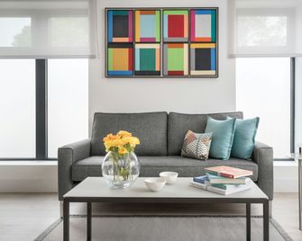 Q Square by Supercity Aparthotels - Brighton - Living room