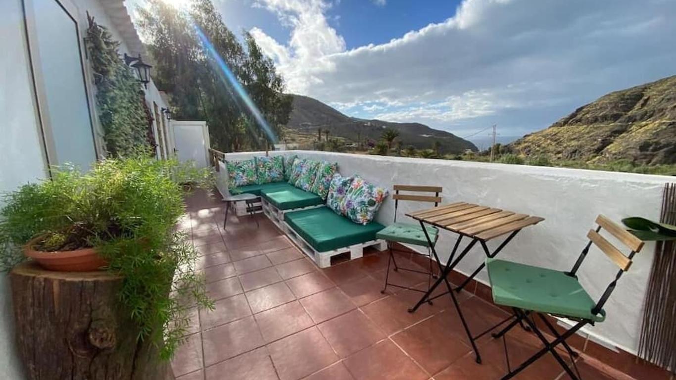 B&B and Apartments El Charco Azul