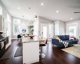 Luxury w - SoakTub- King - Backyard - Fountain Sq - Indianápolis