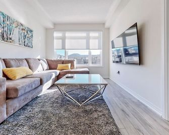 Newly Built Luxurious 3brm Town Hs/Airport/Parking - Brampton - Living room