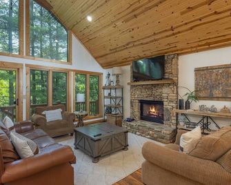 2 mins to skiing at Hatley Pointe! Hot Tub+FirePit, Fireplace, pet friendly! - Mars Hill - Sala de estar