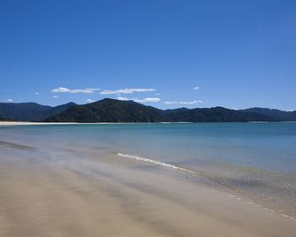 Awaroa Lodge - Awaroa Bay - Strand