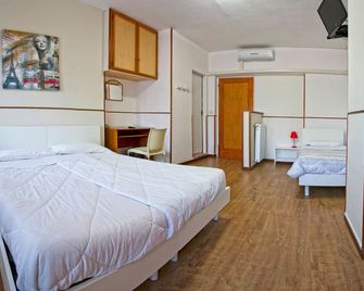 Hotel Riviera Sanremo - Sanremo - Camera da letto