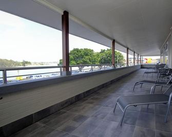 Lakes and Ocean Hotel Forster - Forster - Varanda