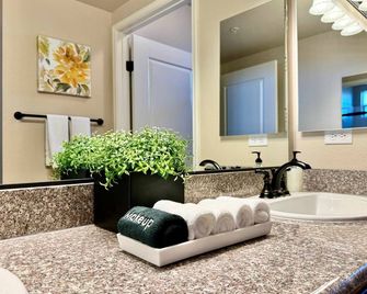 New Cozy 1BR Apt with Gym Sauna & Heated Pool Access - Reno
