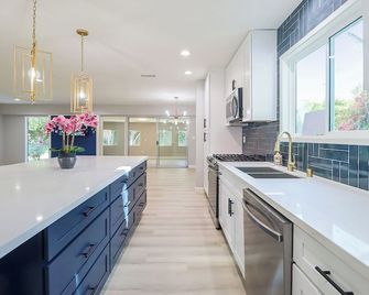 Heart of the Valley Cozy Single family home a mile from Topanga Village - Woodland Hills - Kitchen