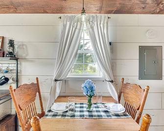 Isle La Motte Cabin about 3 Mi to Lake Champlain! - Isle La Motte - Dining room