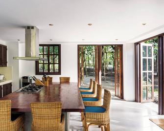 The Red Hen Homestead - Batangas - Sala pranzo